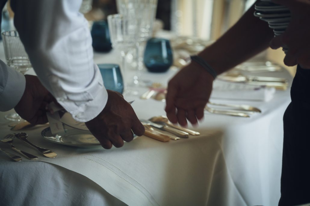 mise en place d'une table de réception La Maison-Bouche du Roy