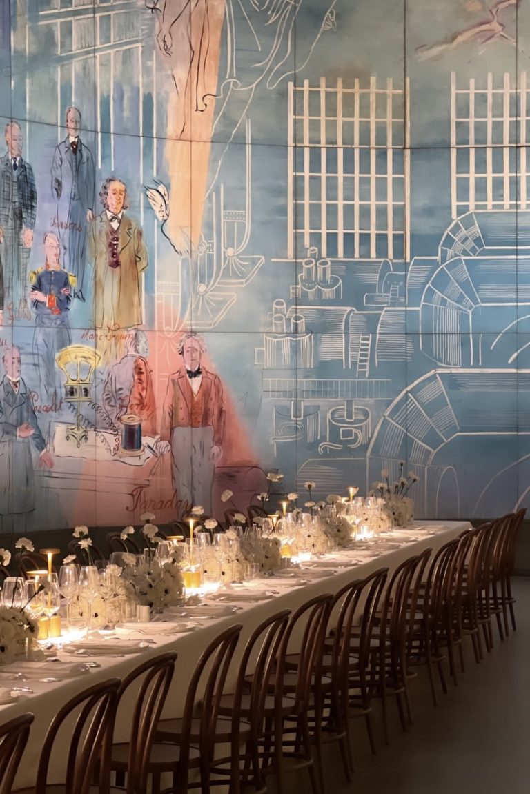Table dressée pour un diner d'entreprise